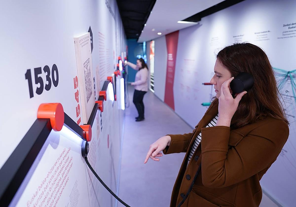 Imagen principal - 1. Euskararen historiaren unerik garrantzitsuenak erakutsiko zaizkigu infografia kronologiko baten bidez. 2. Bisitariak karaokean. 3. Euskararen Etxeko sarrera.