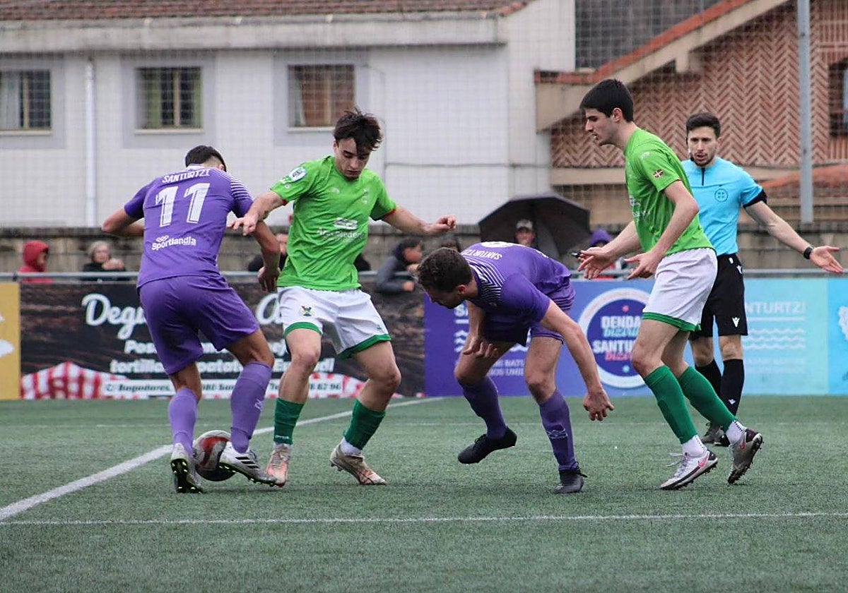 Una jugada del duelo que enfrentó el domingo a Santurtzi y Sodupe.