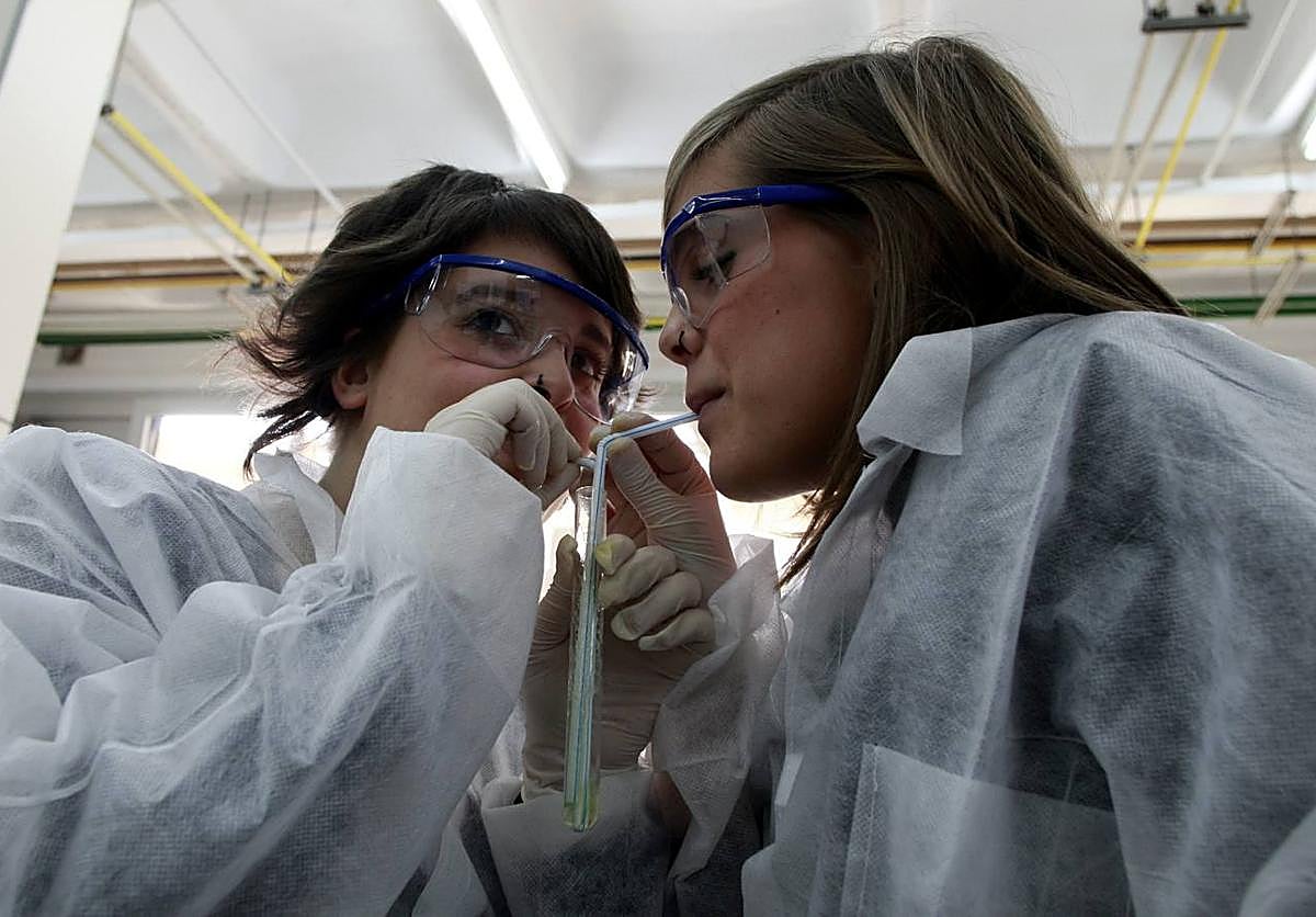 Dos estudiantes practican en un laboratorio.