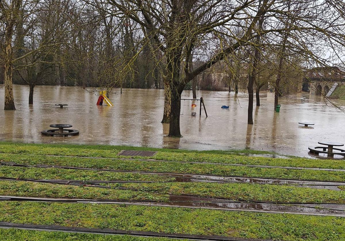 El Zadorra se ha salido de su cauce en Abetxuko y afecta a la calle La Presa.