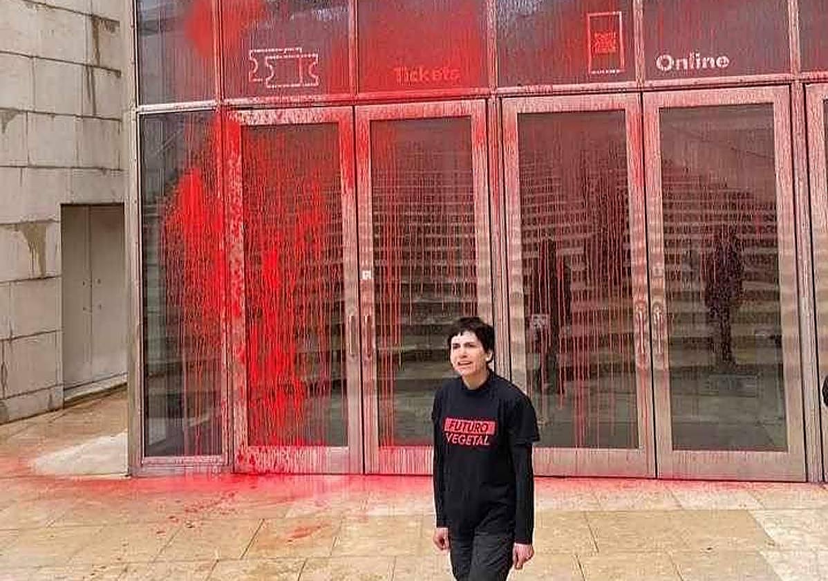 Ecologistas radicales arrojan pintura al Guggenheim en protesta por el proyecto de Urdaibai