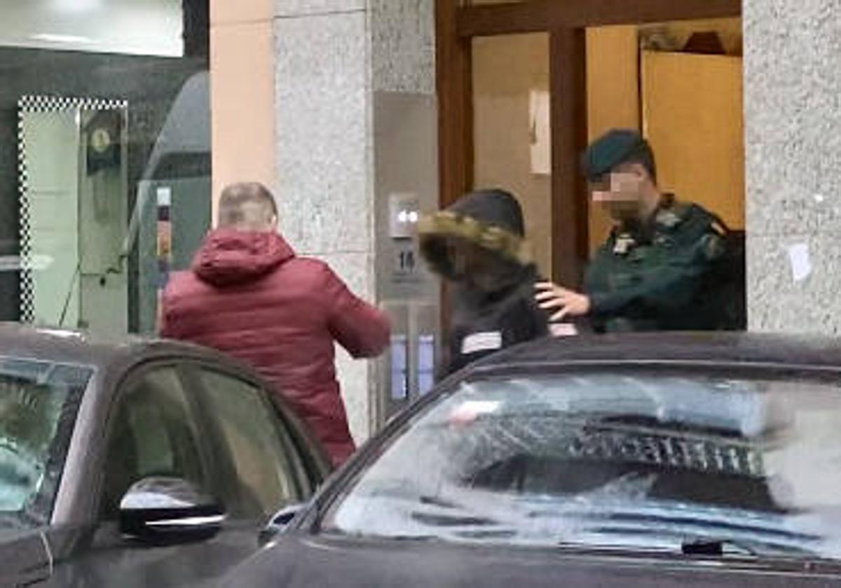 Agentes del instituto armado se llevan a uno de los arrestados en Vitoria.