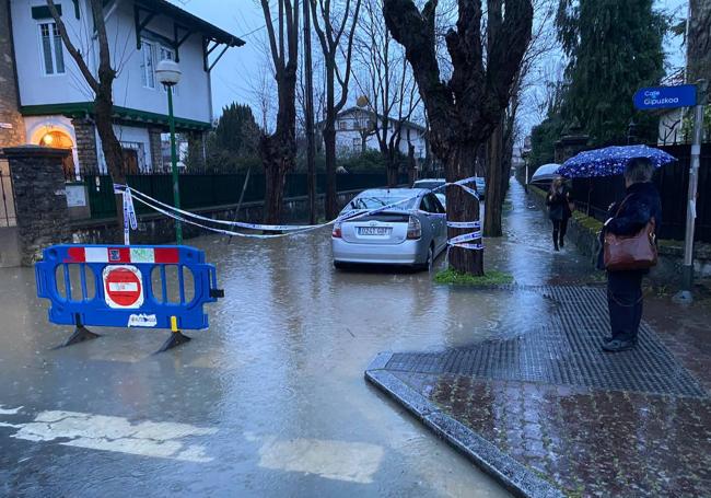 Varias calles del sur de Vitoria están inundadas.