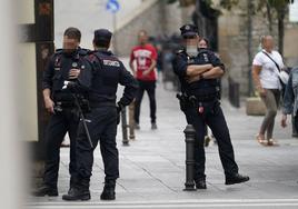 Patrulleros de la Ertzaintza en Aldabe, durante una intervención anterior a los hechos de esta noticia.