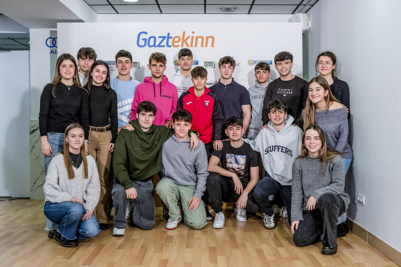 Alumnos de 2º de Bachiller de Corazonistas posan para el fotógrafo.