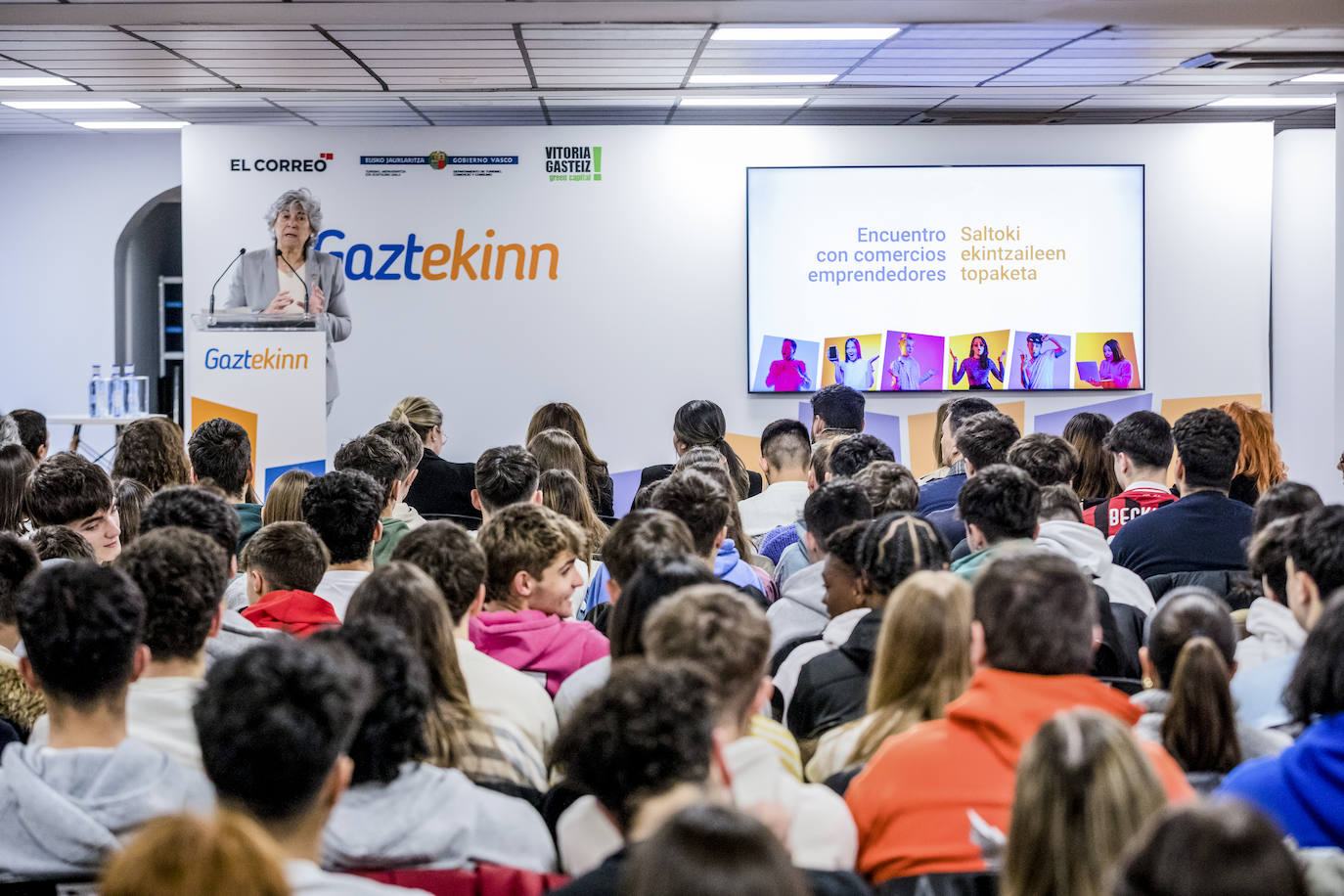 Elena Moreno, directora de Comercio del Departamento de Turismo, Comercio y Consumo del Gobierno vasco, da la bienvenida a los estudiantes a la jornada Gaztekinn.