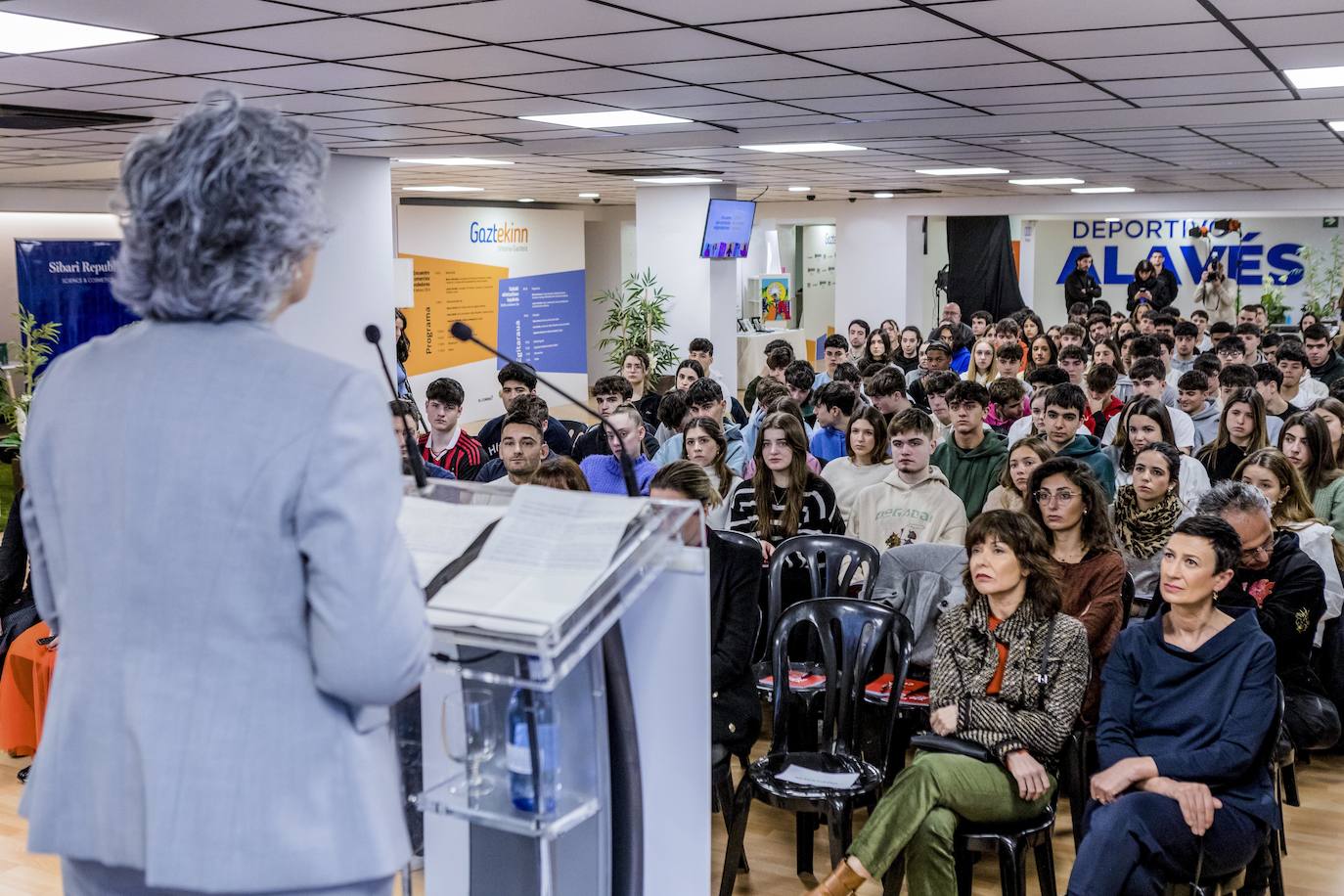 Elena Moreno, directora de Comercio del Departamento de Turismo, Comercio y Consumo del Gobierno vasco, da la bienvenida a los estudiantes a la jornada Gaztekinn.