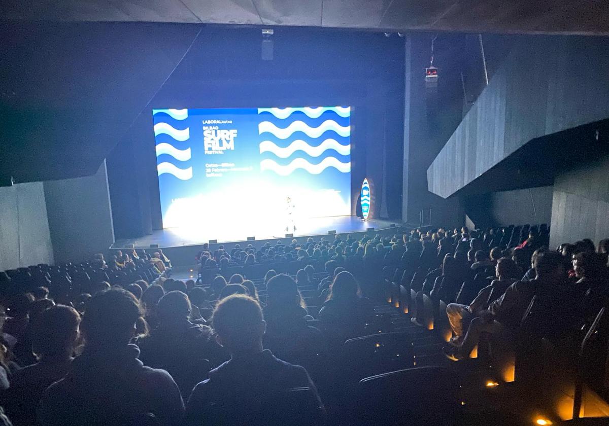 Más de trescientos jóvenes disfrutaron ayer por la mañana de la sesión matinal de cine.