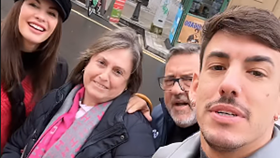 Jessica Bueno y Luitingo celebran el Día de Andalucía cantando en plena calle en Bilbao