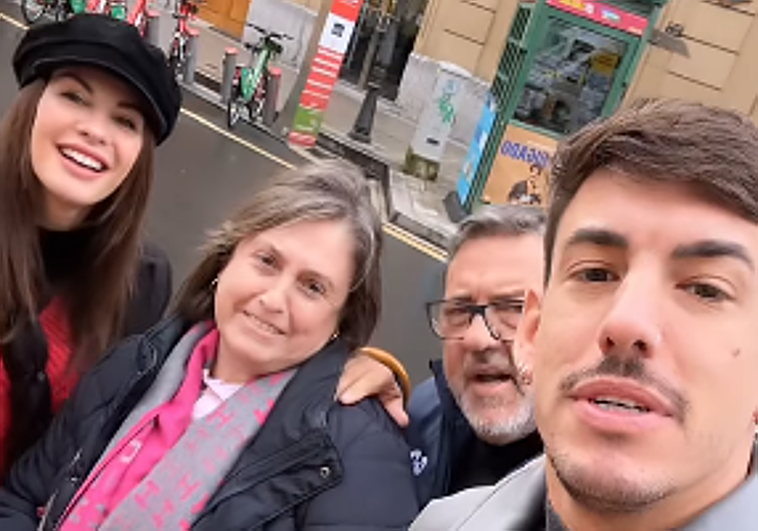 Jessica Bueno y Luitingo celebran el Día de Andalucía cantando en plena calle en Bilbao