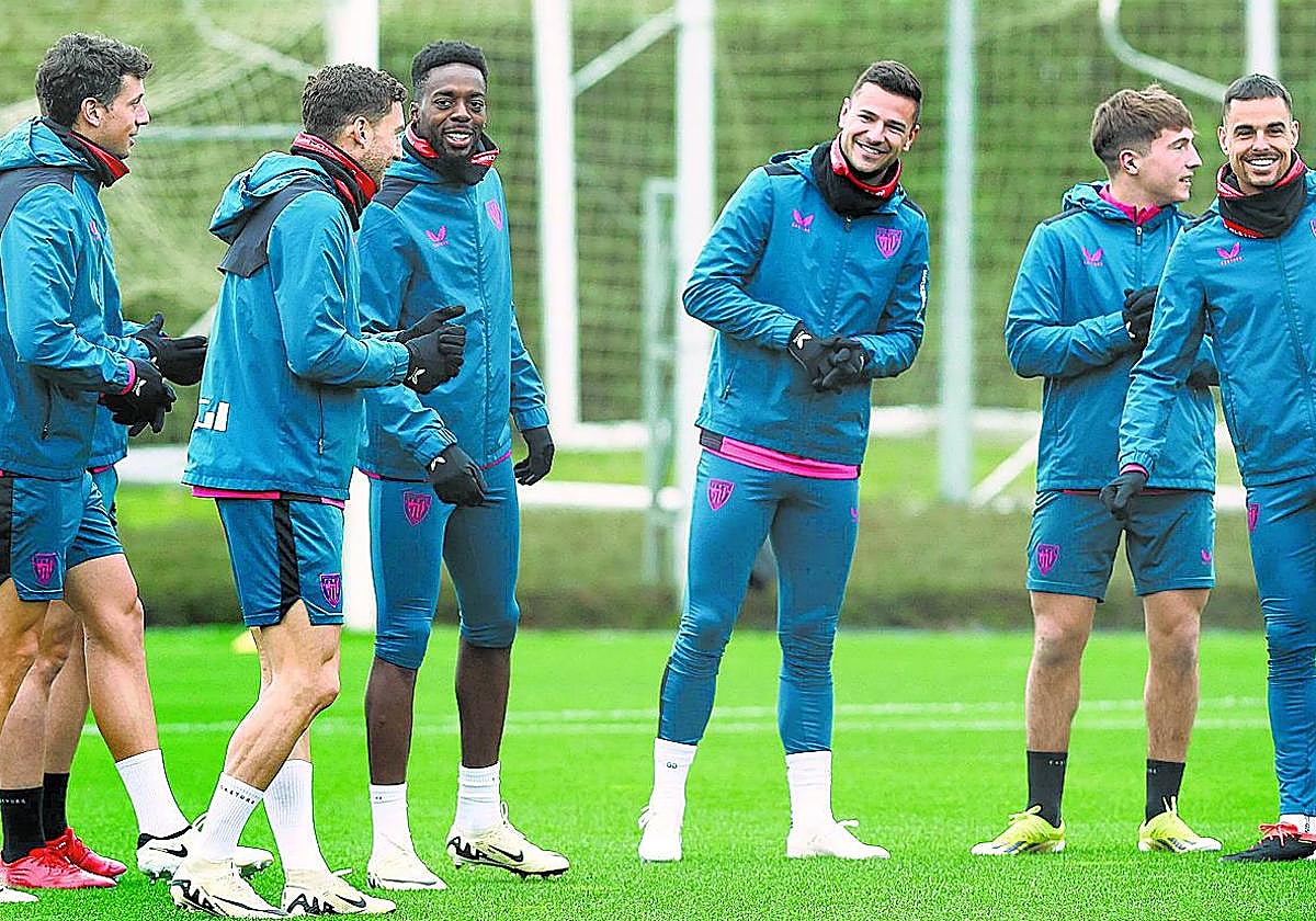 Los jugadores del Athletic, distendidos en el inicio del entrenamiento de ayer en Lezama.