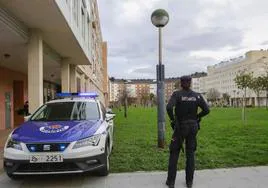 Atan a una empleada de hogar y roban una caja fuerte con 20.000 euros en Santurtzi