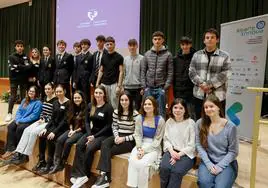 Los cinco grupos finalistas en la categoría para menores de 18 años momentos antes de presentar sus proyectos en el Aula Magna de Sarriko.