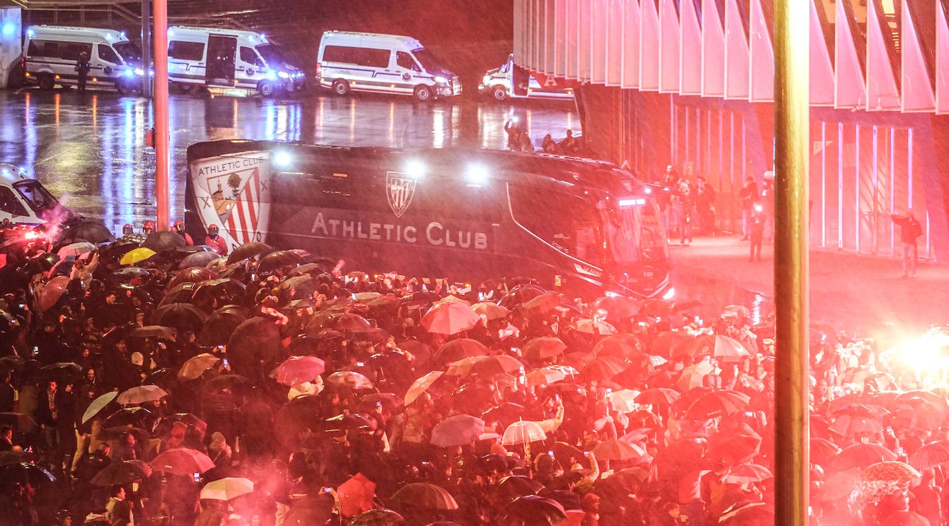 Las mejores fotos del recibimiento al Athletic en San Mamés