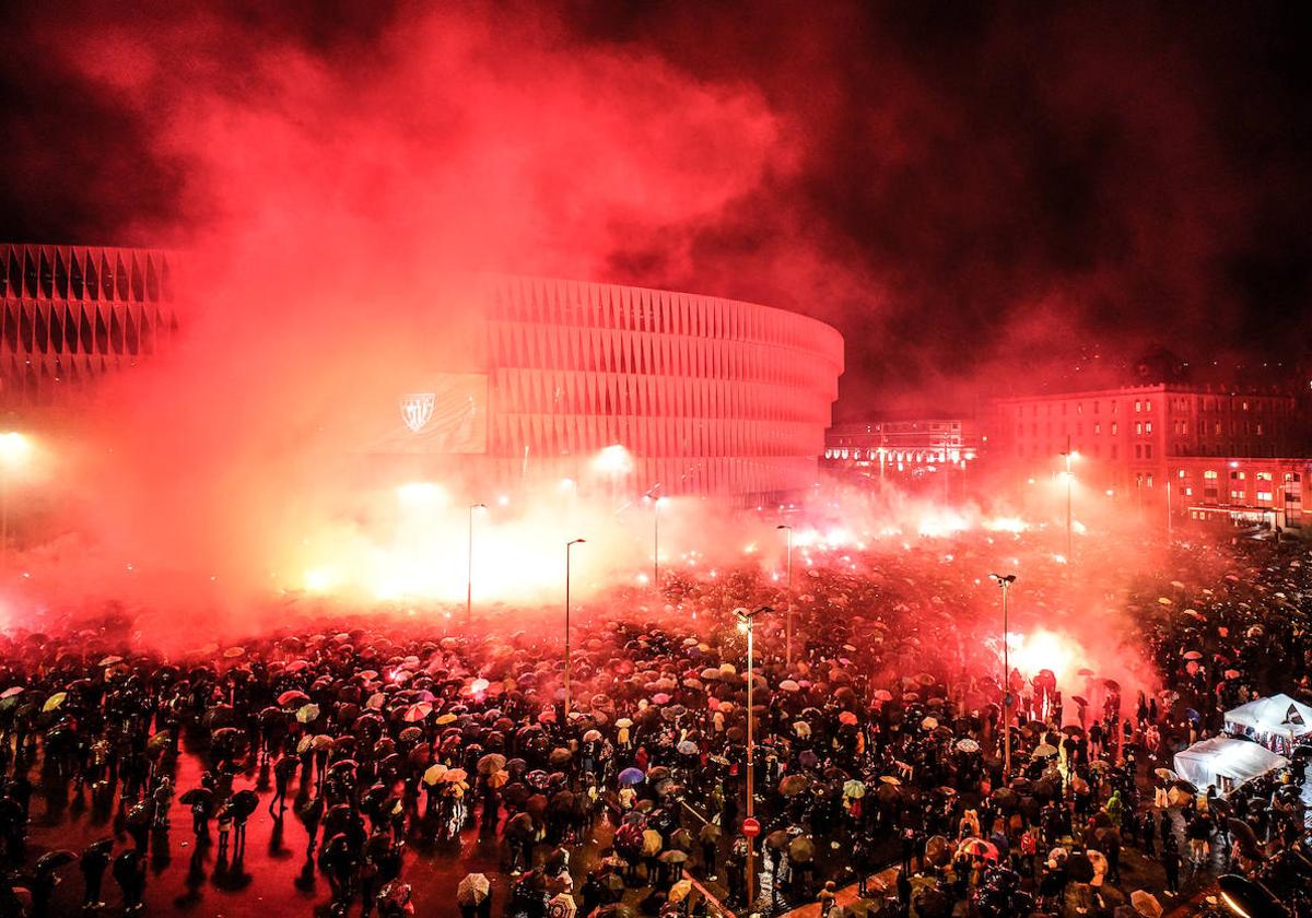 Así ha sido el espectacular recibimiento al Athletic con bengalas, cánticos y bufandas en alto