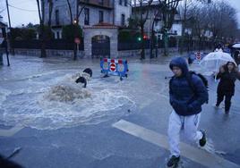 El agua salió a borbotones de las alcantarillas de Salvatierrabide y Álava.