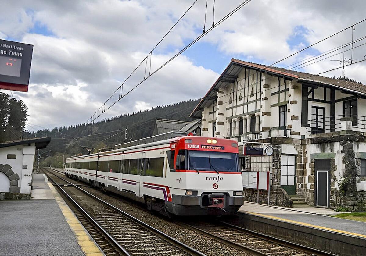 Un tren pasa por la estación de Luiaondo.