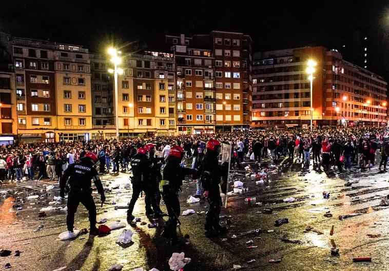 La nota negativa de una gran noche: un detenido y seis ertzainas heridos en los incidentes registrados antes y después del partido