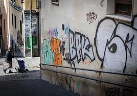 Las pintadas manchan muchos de los cantones del Casco Viejo de Vitoria.