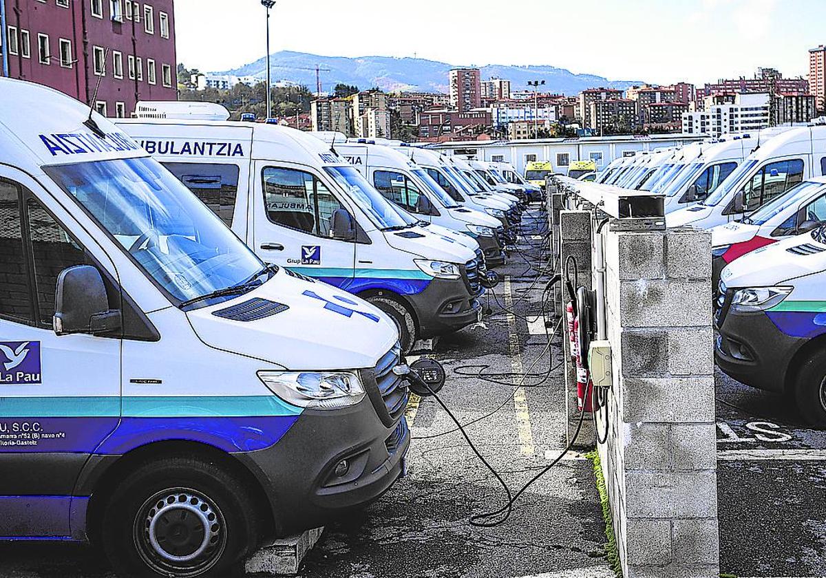 Ambulancias de transporte sanitario no urgente de La Pau en la base de Zorroza en una imagen de archivo.