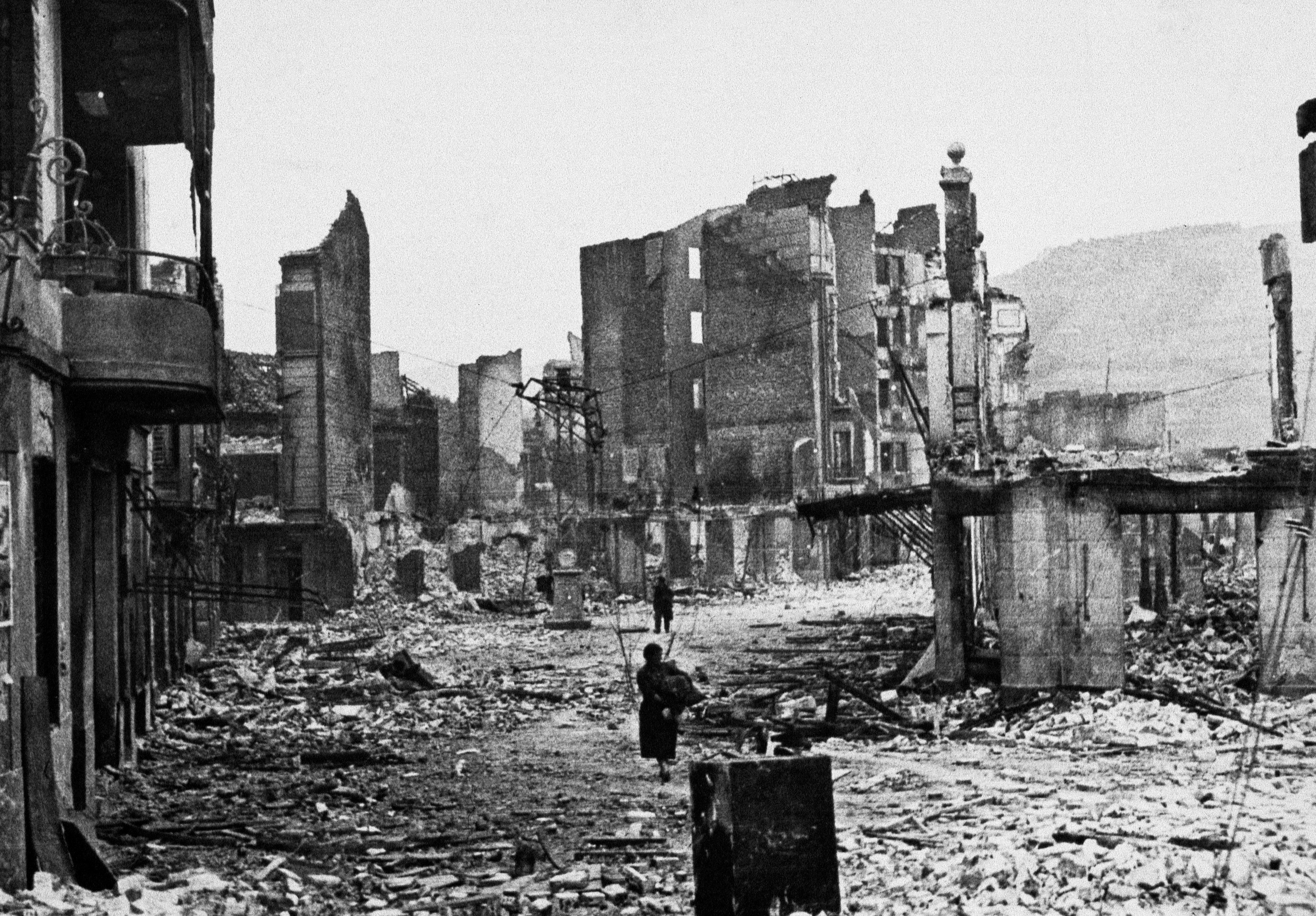 Ruins en gernika tras el bombardeo del 26 de abril de 1937.