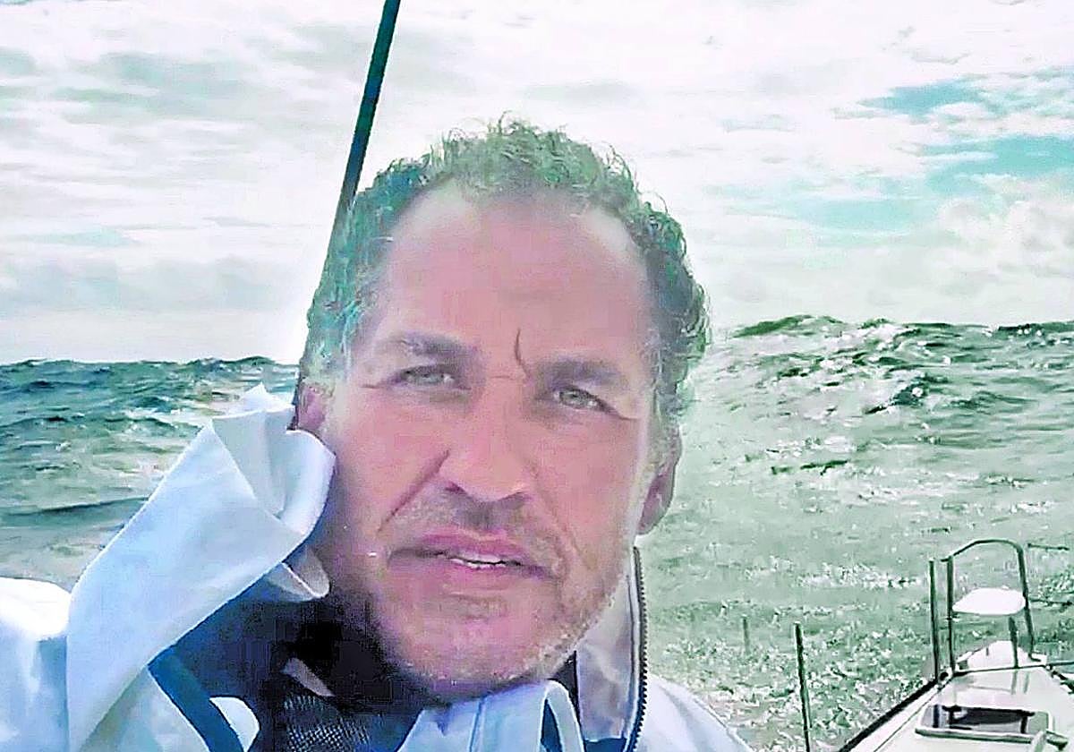 El marino vizcaíno Unai Cilleruelo a bordo del velero 'O'Marylou' con el que competirá junto a Jesús de Miguel en una despiadada regata a dos.
