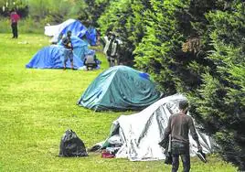 Inmigrantes acampados en Zierbena, cerca del puerto.