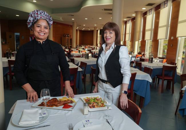 Manoly Fernández con la cocinera Ana Austaquia.