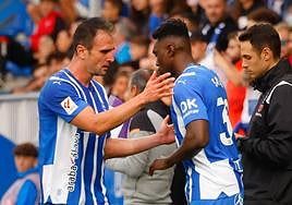 Samu releva a Kike García en un partido.