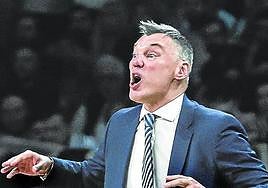 Jasikevicius da órdenes desde la banda.