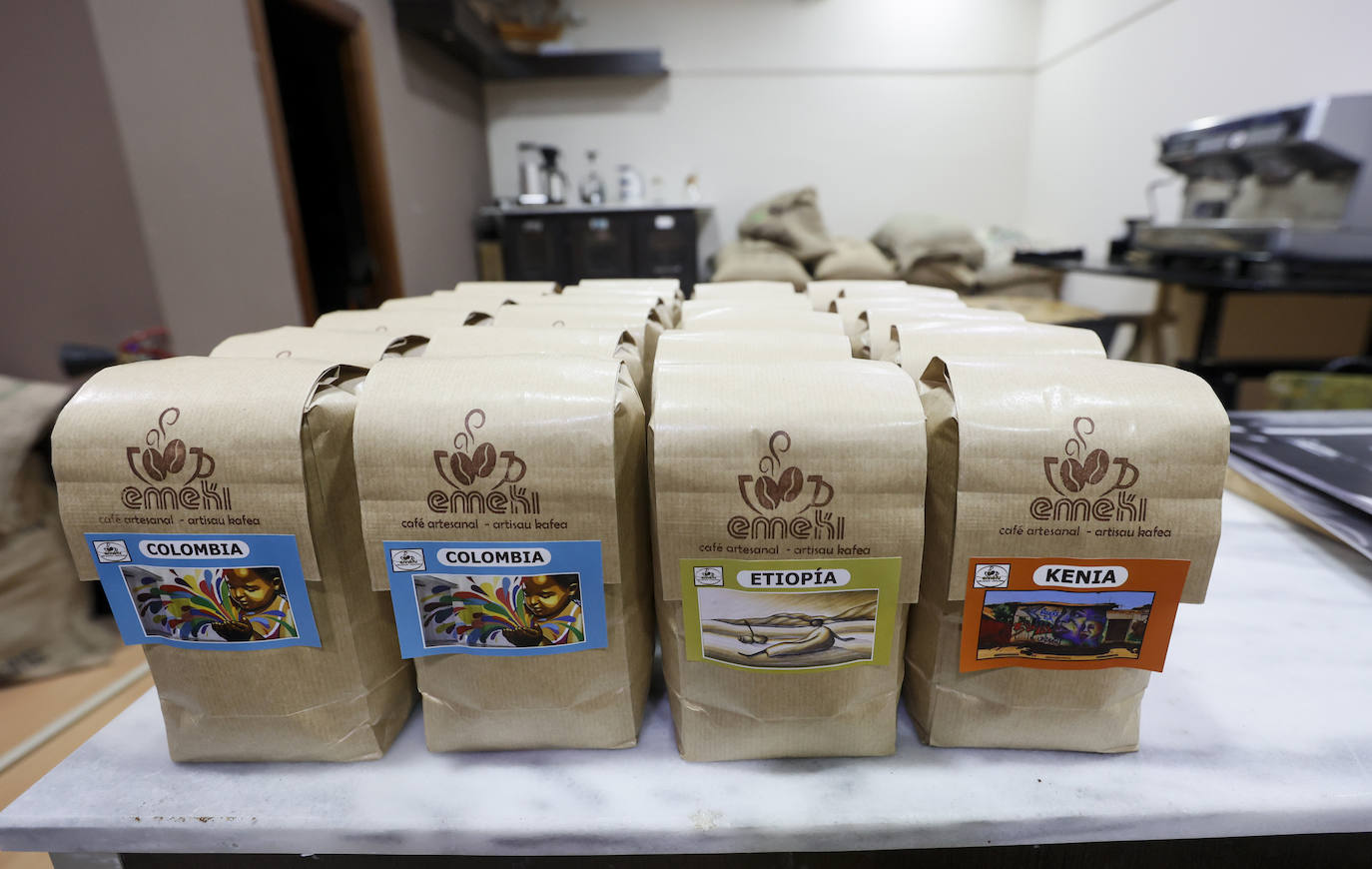 Arnaldo y Esther, la pareja que ha abierto una tienda en Bilbao con los mejores cafés del mundo