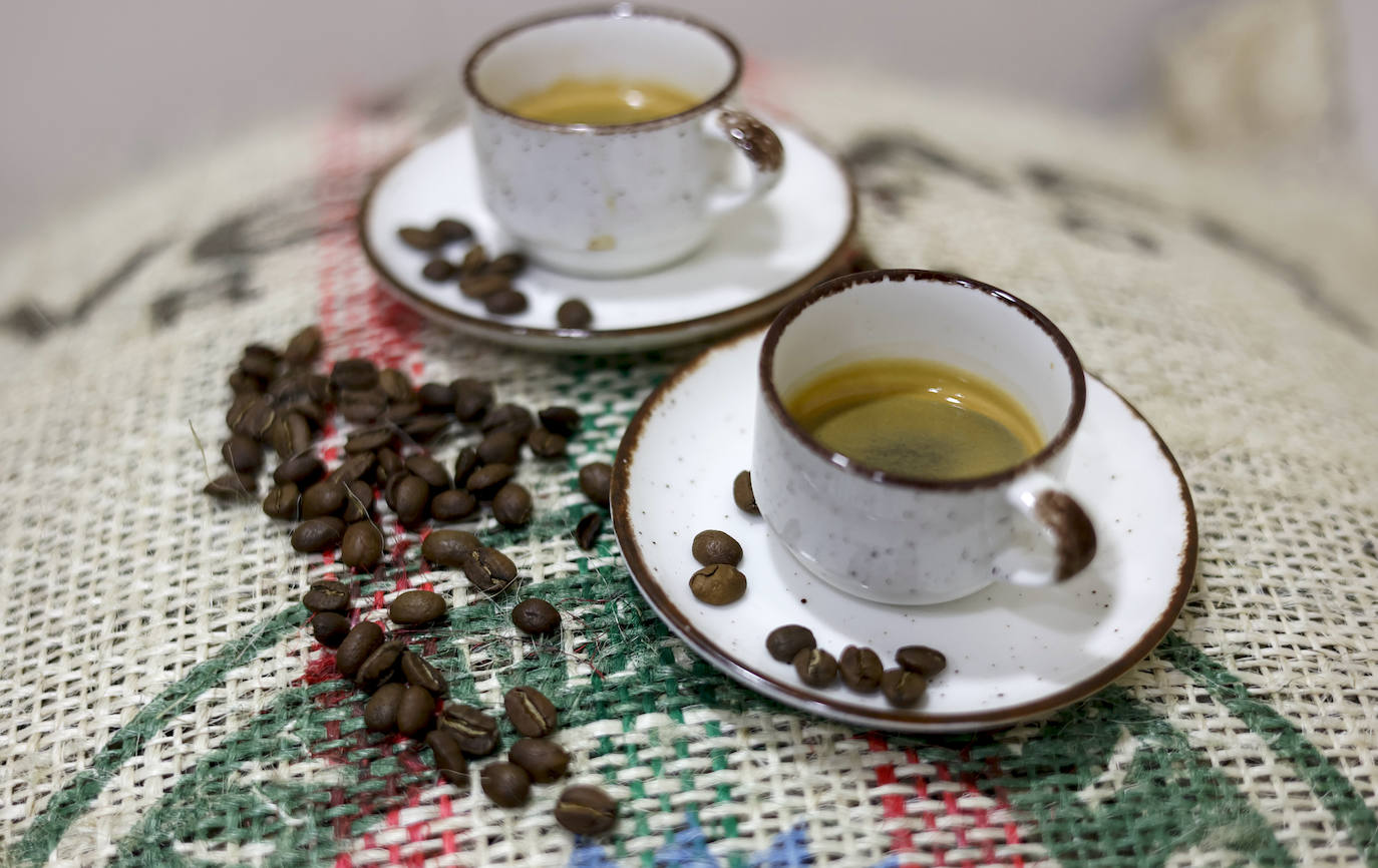 Arnaldo y Esther, la pareja que ha abierto una tienda en Bilbao con los mejores cafés del mundo