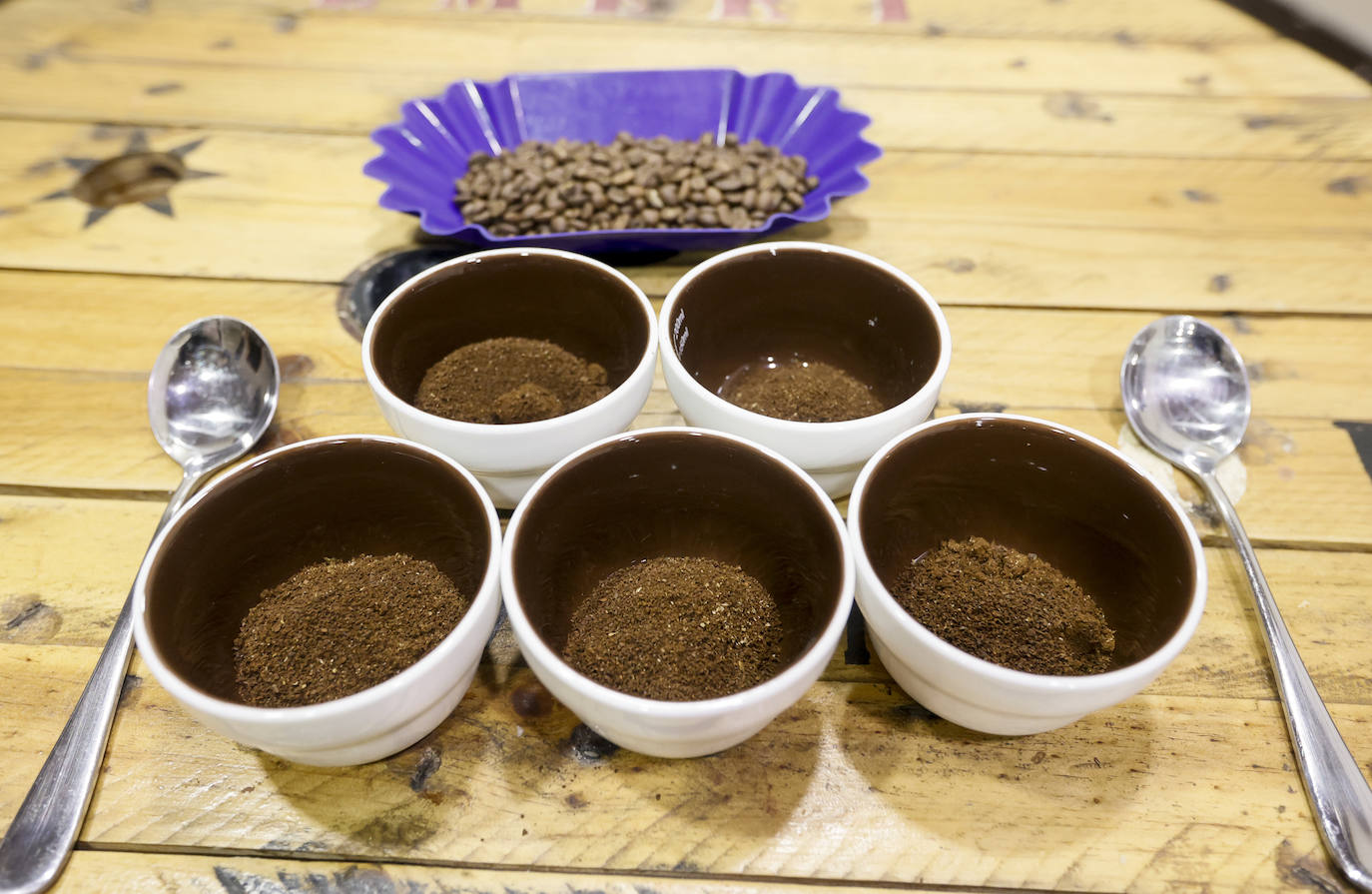 Arnaldo y Esther, la pareja que ha abierto una tienda en Bilbao con los mejores cafés del mundo