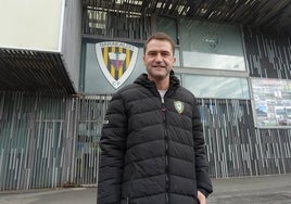 Germán Beltrán, actual entrenador del Gernika, frente al Estadio de Lasesarre.