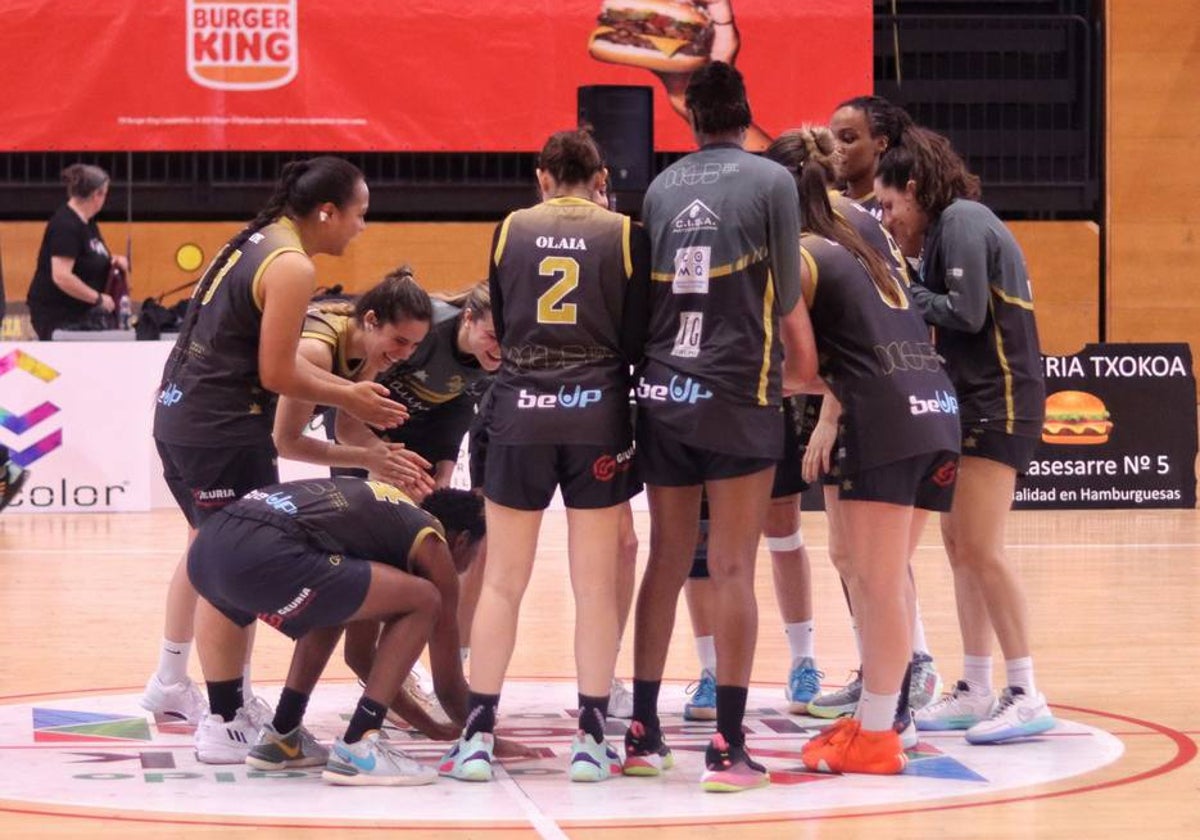 Las jugadoras del HGB Ausarta Barakaldo en el Polideportivo Lasesarre.