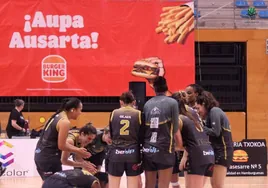 Las jugadoras del HGB Ausarta Barakaldo en el Polideportivo Lasesarre.