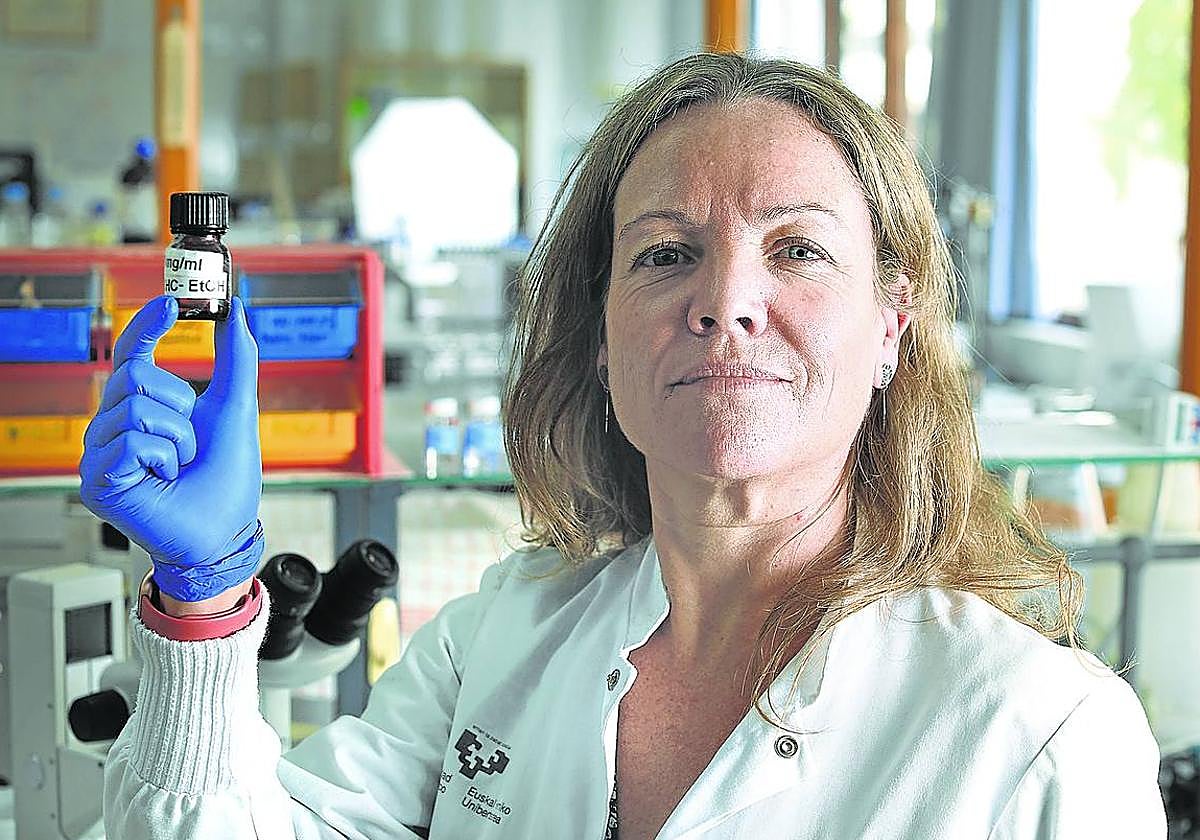 Leyre Urigüen, en su laboratorio de la UPV-EHU.