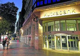 Sede de Kutxabank en la Gran Vía de Bilbao, el banco del que son propietarias las fundaciones BBK, Kutxa y Vital.