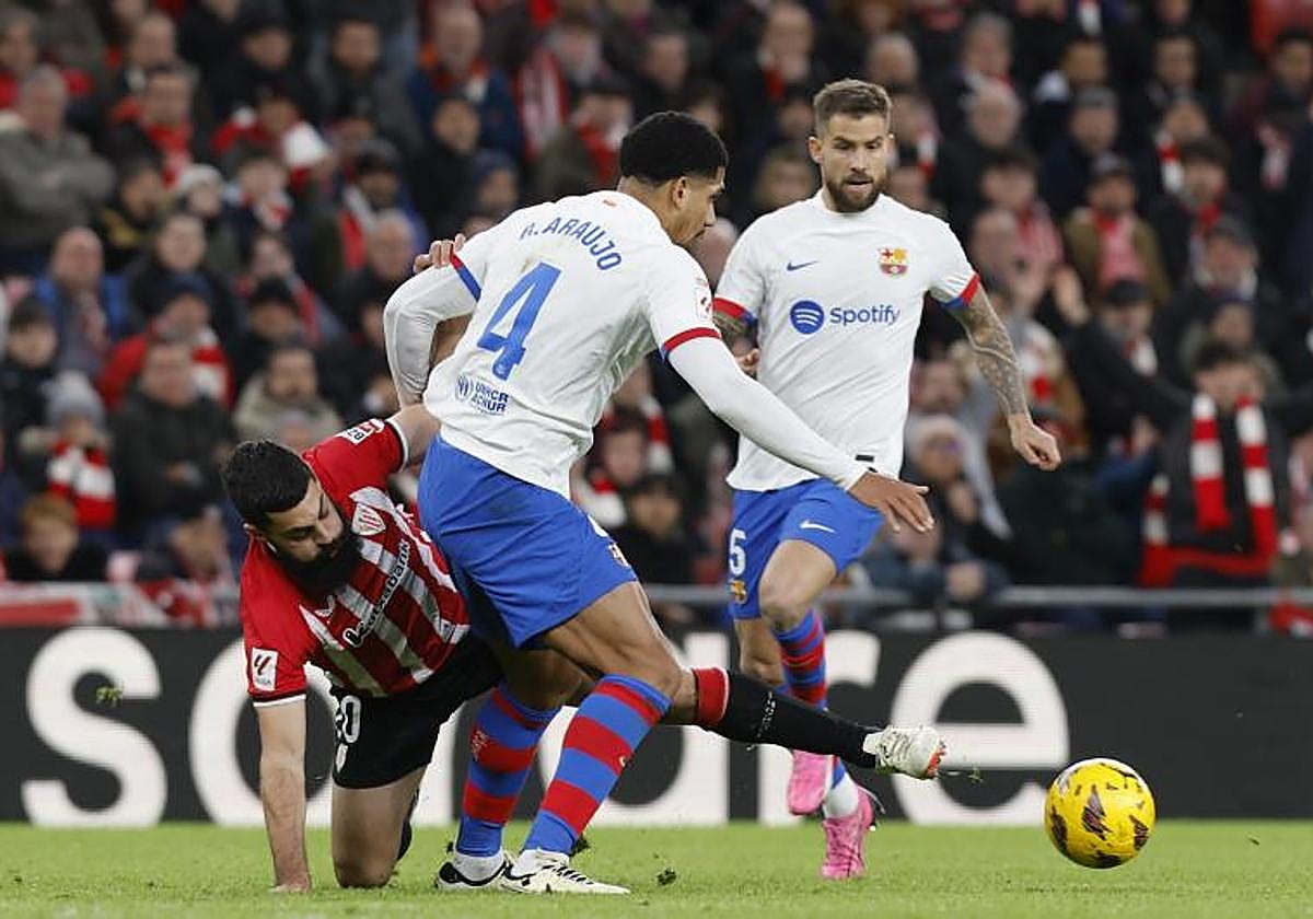 Pitos a Iñigo Martínez en su regreso a San Mamés