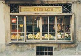 Esta frutería de la calle Correría retratada durante finales de la década de los 70 simula un «bodegón comercial».