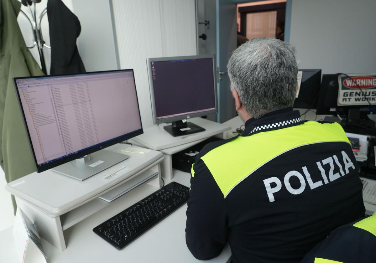 Un agente de la Policía Local trabaja en la nueva comisaría del centro de Vitoria.