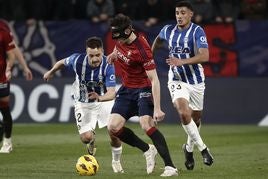 Budimir protege el balón ante Gorosabel y Benavídez.