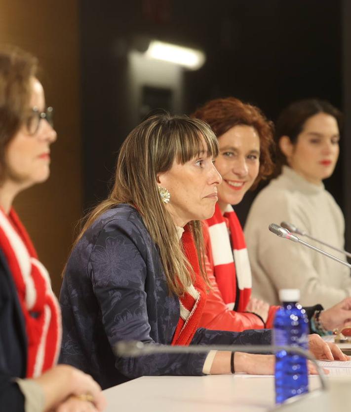 Imagen secundaria 2 - El Chopo Iribar e Iraia Iturregi han estado entre los asistentes a la presentación.