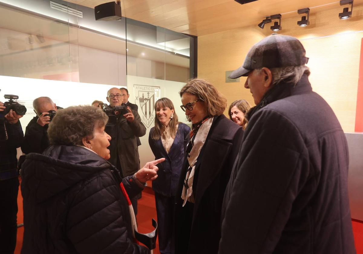 Imagen principal - El Chopo Iribar e Iraia Iturregi han estado entre los asistentes a la presentación.