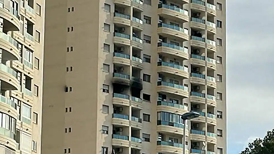 Fallece un niño de 5 años, su padre y su abuela en el incendio de la vivienda de un edificio de 24 plantas en Alicante