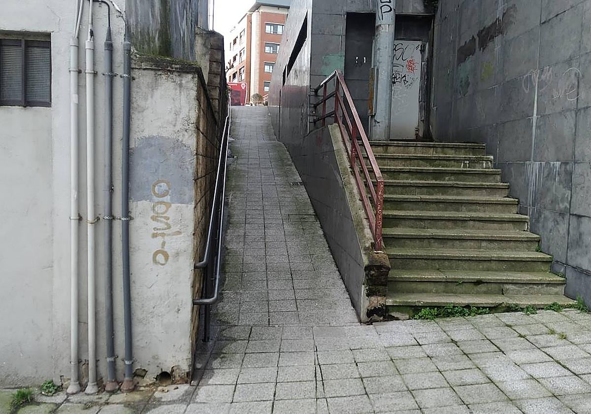 El mapa de puntos inseguros municipal refleja que este acceso a la plaza de Mamariga es un «lugar de paso oscuro, estrecho y sucio».