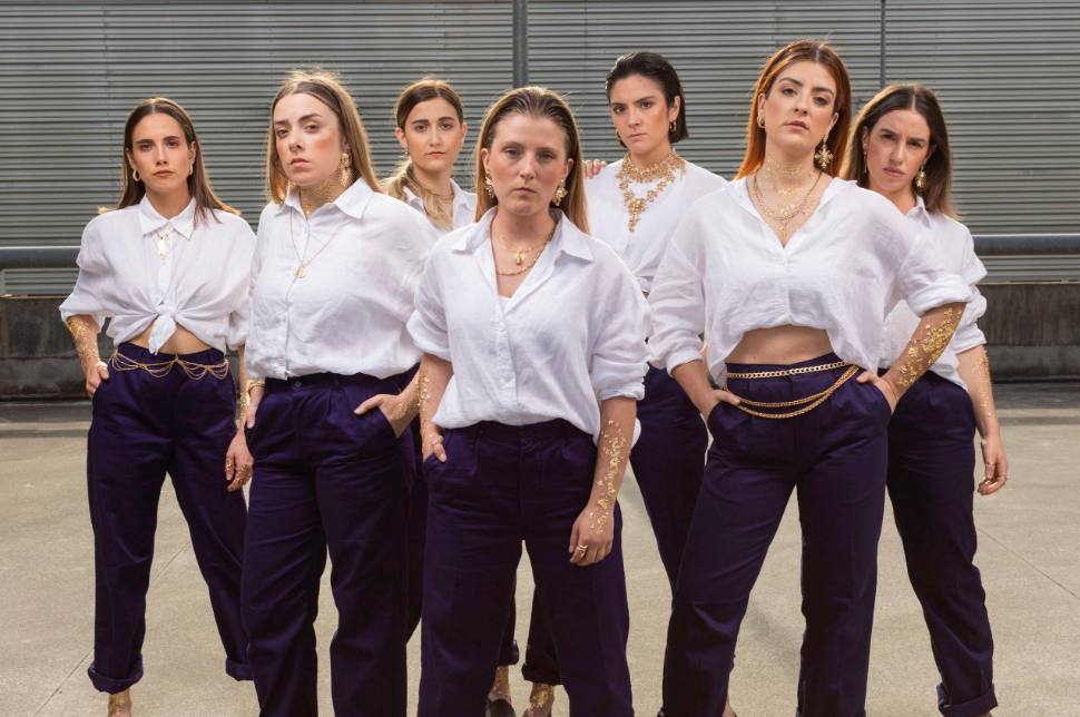 Neomak taldearen promozio irudi bat.