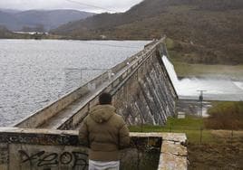 Un hombre observa el desembalse en Ullibarri.