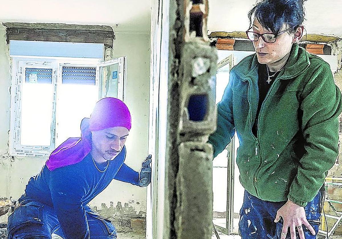 Félix Jildo y Rebeca Cid realizan tareas de albañilería en un inmueble de la calle Zuia.