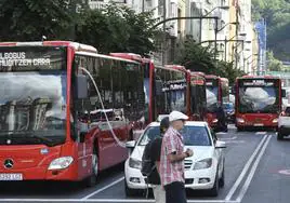 Autobuses públicos de Bilbao circulan por el centro de la ciudad